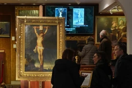 Bức tranh mô tả cảnh Chúa Jesus bị đóng đinh trên thập giá của bậc thầy Baroque Peter Paul Rubens, bị thất lạc trong hơn 4 thế kỷ, đang được trưng bày tại nhà đấu giá Osenat ở Versailles, phía Tây Paris. (Ảnh: AP)