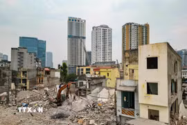 Máy xúc liên tục hoạt động, phá dỡ các công trình cũ nhằm tạo mặt bằng sạch cho dự án giao thông trọng điểm. Ảnh: Lê Đông - TTXVN