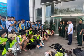 Đồn Biên phòng Cửa khẩu quốc tế Lao Bảo tiếp nhận 56 công dân vi phạm pháp luật tại Lào. (Ảnh: TTXVN phát)