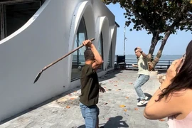 Đối tượng Đặng Trần Quốc Vũ dùng xẻng đuổi đánh nam du khách. (Nguồn: Báo Nhân Dân)