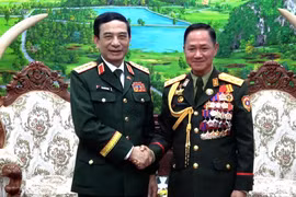Đại tướng Phan Văn Giang hội kiến Thượng tướng Khamliang Outhakaysone. (Nguồn: Báo Quân đội Nhân dân)