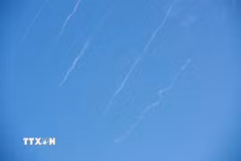 Vệt khói từ tên lửa bị đánh chặn trên bầu trời Jerusalem sau loạt vụ phóng trả đũa từ phía Iran xuống lãnh thổ Israel, ngày 22/6/2025. (Ảnh: THX/TTXVN)