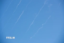 Vệt khói từ tên lửa bị đánh chặn trên bầu trời Jerusalem sau loạt vụ phóng trả đũa từ phía Iran xuống lãnh thổ Israel, ngày 22/6/2025. (Ảnh: THX/TTXVN)