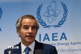 Tổng Giám đốc Cơ quan Năng lượng Nguyên tử Quốc tế (IAEA) Rafael Grossi phát biểu tại cuộc họp báo ở Vienna, Áo. (Ảnh: THX/TTXVN)