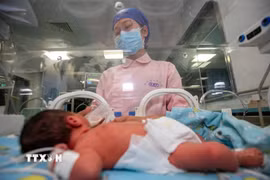 Chăm sóc trẻ sơ sinh tại bệnh viện ở tỉnh Chiết Giang, Trung Quốc. (Ảnh: AFP/TTXVN)