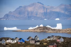 Quang cảnh thị trấn Kulusuk thuộc đảo Greenland, Đan Mạch, ngày 16/8/2019. (Ảnh: Getty Images/TTXVN)