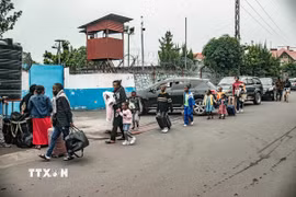 Nhân viên LHQ và thân nhân sơ tán khỏi thành phố Goma, tỉnh Bắc Kivu, CHDC Congo, ngày 25/1/2025. (Ảnh: THX/TTXVN)