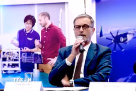 Đại sứ Pháp Olivier Brochet phát biểu tại họp báo. (Ảnh: Việt Đức/TTXVN)