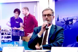 Đại sứ Pháp Olivier Brochet phát biểu tại họp báo. (Ảnh: Việt Đức/TTXVN)