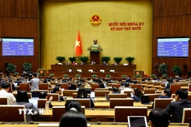 Quốc hội biểu quyết thông qua Nghị quyết về việc thực hiện một số nghị quyết của Quốc hội nhiệm kỳ khóa XIV và khóa XV về giám sát chuyên đề, chất vấn. (Ảnh: Doãn Tấn/TTXVN)