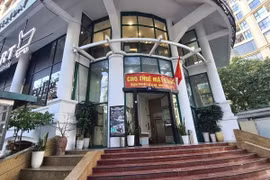 Tòa nhà số 51 Lê Đại Hành, nơi giáo viên L.T.T đưa học sinh dạy chính khóa ra học. (Ảnh: Báo Hà Nội Mới)