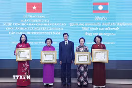 Tổng Bí thư, Chủ tịch nước Lào Thongloun Sisoulith trao Huân chương Tự do hạng Nhất của Nhà nước Lào tặng Phó Chủ tịch nước Võ Thị Ánh Xuân và các nguyên Phó Chủ tịch nước Trương Mỹ Hoa, Nguyễn Thị Doan và Đặng Thị Ngọc Thịnh. (Ảnh: Lâm Khánh/TTXVN)