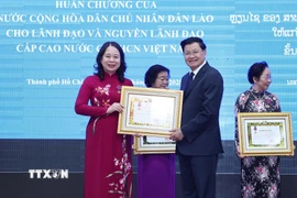 Tổng Bí thư, Chủ tịch nước Lào Thongloun Sisoulith trao Huân chương Tự do hạng Nhất của Nhà nước Lào tặng Phó Chủ tịch nước Võ Thị Ánh Xuân. (Ảnh: Lâm Khánh/TTXVN)