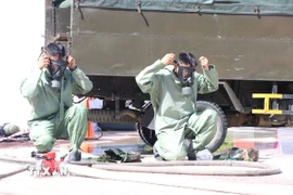 Lực lượng Bộ Chỉ huy Quân sự thành phố Huế diễn tập ứng phó sự cố bức xạ, hạt nhân năm 2025. (Ảnh: Mai Trang/TTXVN)