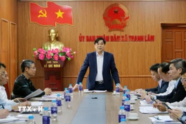 Phó Chủ tịch Ủy ban Nhân dân tỉnh Ninh Bình Nguyễn Anh Chức phát biểu chỉ đạo tại buổi làm việc với Ủy ban Bầu cử xã Thanh Lâm. (Ảnh: Nguyễn Chinh/TTXVN)