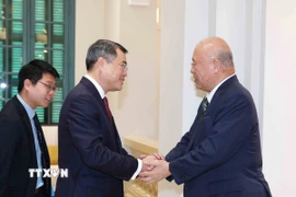 Trưởng Ban Tổ chức Trung ương Lê Minh Hưng tiếp Cố vấn đặc biệt Liên minh Nghị sĩ hữu nghị Nhật - Việt Takebe Tsutomo. (Ảnh: Phương Hoa/TTXVN)