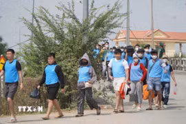 Công dân Việt Nam được lực lượng chức năng Campuchia trao trả tại Cửa khẩu Quốc tế Dinh Bà (tỉnh Đồng Tháp). (Ảnh: Nhựt An/TTXVN)