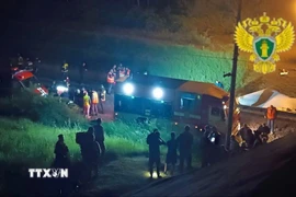 Lực lượng cứu hộ được làm nhiệm vụ tại hiện trường sập cầu khiến tàu khách bị vùi lấp ở Bryansk, Nga, ngày 1/6/2025. (Ảnh: THX/TTXVN)