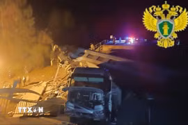 Hiện trường vụ sập cầu khiến tàu khách bị vùi lấp ở Bryansk, Nga, ngày 1/6/2025. (Ảnh: THX/TTXVN)