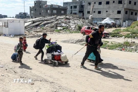 Người dân sơ tán tránh xung đột tại thành phố Gaza ngày 19/3/2025. (Ảnh: THX/TTXVN)