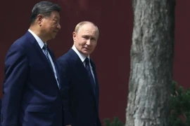 Tổng thống Nga Vladimir Putin và Chủ tịch Trung Quốc Tập Cận Bình đi dạo tại khu phức hợp lãnh đạo Trung Nam Hải ở Bắc Kinh vào ngày 2/9/2025. (Nguồn: AFP)