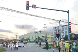 Lực lượng chức năng phối hợp với các đơn vị hữu quan và người nhà nạn nhân giải quyết vụ việc. (Ảnh: TTXVN phát)