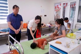 Lãnh đạo Sở Giáo dục và Đào tạo tỉnh Hưng Yên và lãnh đạo Bệnh viện Đa khoa Phụ Dực thăm hỏi, động viên học sinh đang được chăm sóc tại Bệnh viện. (Ảnh: Nguyễn Công Hải/TTXVN)