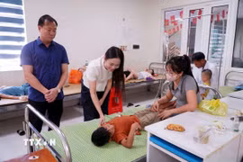 Lãnh đạo Sở Giáo dục và Đào tạo tỉnh Hưng Yên và lãnh đạo Bệnh viện Đa khoa Phụ Dực thăm hỏi, động viên học sinh đang được chăm sóc tại Bệnh viện. (Ảnh: Nguyễn Công Hải/TTXVN)