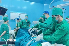 Ekip phẫu thuật nội soi ca viêm ruột thừa cấp tính tại Trung tâm Y tế Quân dân y Côn Đảo ngày 6/9/2025. (Ảnh: TTXVN phát)