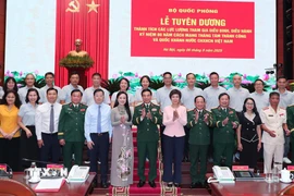 Đại tướng Phan Văn Giang, các đại biểu và các cá nhân, tập thể được khen thưởng Bằng khen của Bộ Quốc phòng. (Ảnh: Trọng Đức/TTXVN)