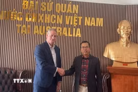 Đại sứ Việt Nam tại Australia Phạm Hùng Tâm (phải) gặp ông Simon White, Chủ tịch Hội đồng Doanh nghiệp Australia – Việt Nam bang Queensland (AVBCQ) tại trụ sở Đại sứ quán Việt Nam ở thủ đô Canberra. (Ảnh: TTXVN phát)