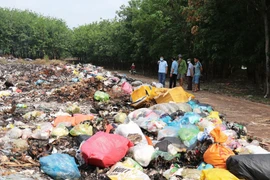 Bãi tập kết rác tại xã Long Hà đã trở thành “điểm nóng” gây ô nhiễm nghiêm trọng. (Ảnh: Đậu Tất Thành/TTXVN)