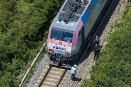 Các nhà chức trách đang tiến hành công tác khôi phục sau sự cố va chạm của đoàn tàu Mugunghwa ngày 19/8. (Nguồn: Yonhap)