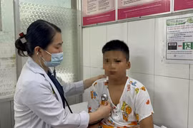 Học sinh ngộ độc thực phẩm tại Trường tiểu học Bình Quới Tây điều trị tại Bệnh viện Nhi đồng 2, Thành phố Hồ Chí Minh. (Ảnh: Bệnh viện cung cấp)