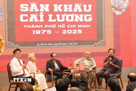 Nghệ sỹ Nhân dân Trần Ngọc Giàu, Chủ tịch Hội Sân Khấu Thành phố Hồ Chí Minh (ngoài cùng, bên phải) chia sẻ tại buổi ra mắt. (Ảnh: Thu Hương/TTXVN)