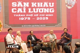 Nghệ sỹ Nhân dân Trần Ngọc Giàu, Chủ tịch Hội Sân Khấu Thành phố Hồ Chí Minh (ngoài cùng, bên phải) chia sẻ tại buổi ra mắt. (Ảnh: Thu Hương/TTXVN)