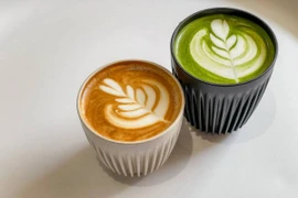 Bạn lựa chọn càphê hay matcha? (Ảnh: iStock)