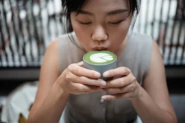 Matcha là thức uống được giới trẻ ưa chuộng. (Ảnh: iStock)