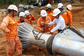 Ông Huỳnh Quang Thịnh, Trưởng phòng Kỹ thuật PTC3 hướng dẫn điều chỉnh lắp đặt sàn đứng thao tác tại vị trí 142 đường dây 500 Lào Cai-Vĩnh Yên. (Nguồn: EVN NPT)