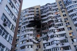 Một tòa chung cư tại Kiev bị hư hại sau cuộc tấn công bằng máy bay không người lái của Nga ngày 6/6. (Ảnh: AP)
