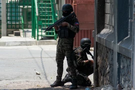 Cảnh sát Haiti gác trên đường phố thủ đô Port-au-Prince. (Ảnh: AFP/TTXVN)