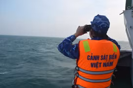 Cảnh sát biển Việt Nam quan sát, phát hiện tàu cá hai nước trên khu vực tuần tra chung. (Ảnh: TTXVN phát)