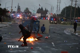 Người biểu tình đụng độ với các nhân viên liên bang tại thành phố Los Angeles, bang California, Mỹ ngày 7/6/2025. (Ảnh: THX/TTXVN)
