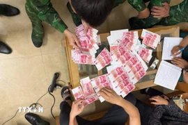 Tang vật tiền nhân dân tệ giả do đối tượng nước ngoài mang vào Việt Nam. (Ảnh: TTXVN phát)