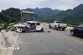 Hiện trường vụ tai nạn giao thông nghiêm trọng khi 2 ôtô tông nhau khiến 1 người tử vong. (Ảnh: TTXVN phát)