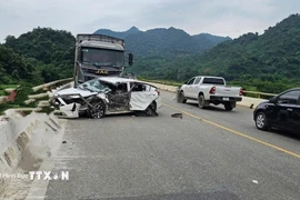 Hiện trường vụ tai nạn giao thông nghiêm trọng khi 2 ôtô tông nhau khiến 1 người tử vong. (Ảnh: TTXVN phát)