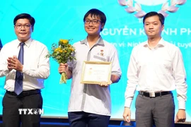 Trao giải cho thí sinh giành giải Nhất các bảng thi. (Ảnh: Văn Dũng/TTXVN)