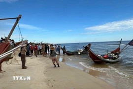 Chiếc thuyền của ngư dân được phát hiện trên biển. (Ảnh: TTXVN phát)