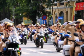 Khối xe môtô của lực lượng CSGT dẫn đầu chương trình diễu binh, diễu hành. (Ảnh: Phạm Kiên/TTXVN)