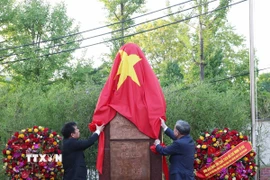 Tổng Bí thư Tô Lâm thực hiện nghi thức khánh thành tượng đài Chủ tịch Hồ Chí Minh tại Đại sứ quán Việt Nam. (Ảnh: Thống Nhất/TTXVN)